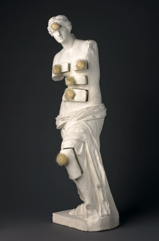 Salvador Dalí, Vénus de Milo aux tiroirs, 1936, plâtre peint, poignées métalliques et pompons en vison, 98 x 32,5 x 34 cm, Chicago, The Art Institute of Chicago. Source :  https://www.salvador-dali.org/fr/oeuvre/catalogue-raisonne-sculpture/obra/66eab9bd42ece411947100155d647f0b/venus-de-milo-aux-tiroirs